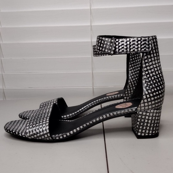 Vince Rita Checkered Sz 7.5 Leather Minimalist Contemporary Ankle Strap Sandals - Picture 3 of 16
